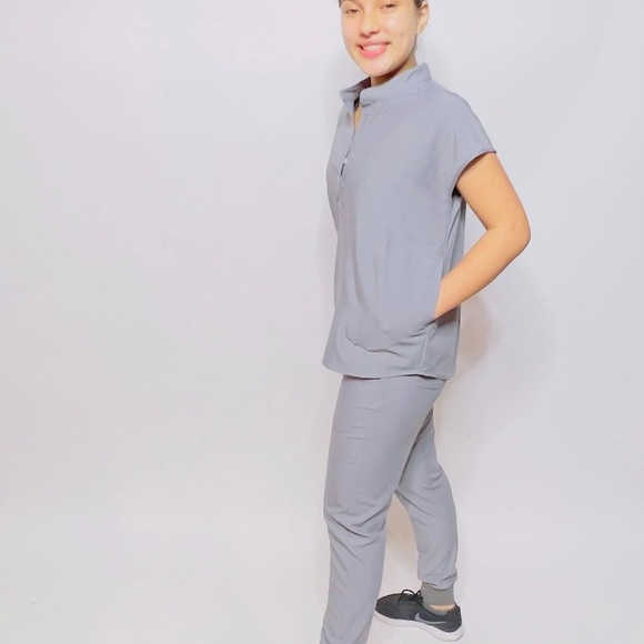New nursing scrubs comes I three different colours and sizes - Picture 4 of 7